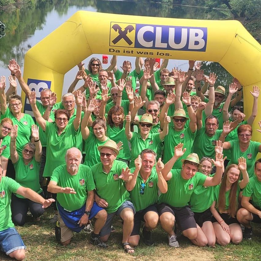 Bild enthält, People, Grass, Park, Summer, Shelter, Vegetation, Tree, T-Shirt, Portrait, Shorts
