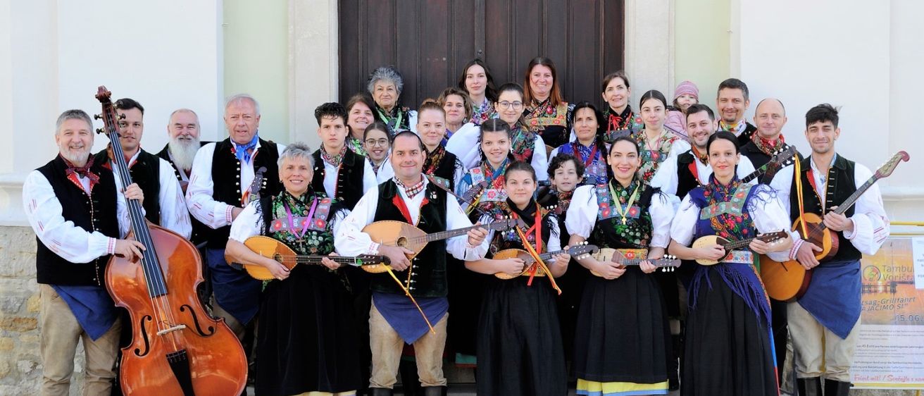 Bild enthält, Adult, Female, Person, Woman, Group Performance, Music Band, People, Male, Man, Shoe