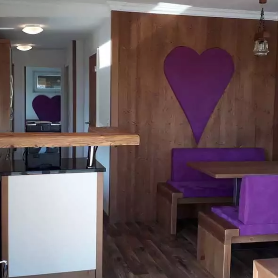 Bild enthält, Indoors, Interior Design, Wood, Furniture, Living Room, Room, Wood Panels, Pilates, Sport, Working Out