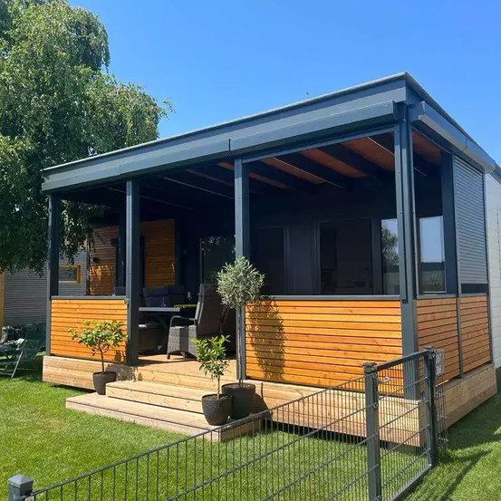 Bild enthält, Indoors, Interior Design, Architecture, Building, Housing, Plant, House, Mobile Home, Portico, Cottage