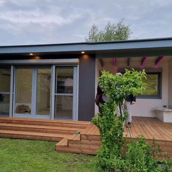 Bild enthält, Interior Design, Housing, Porch, Deck, Hardwood, Wood, Adult, Female, Person, Woman