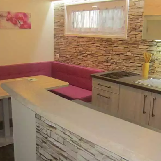 Bild enthält, Indoors, Interior Design, Kitchen, Sink, Box, Package, Cooktop