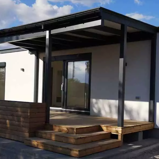 Bild enthält, Architecture, Building, Housing, House, Portico, Indoors, Interior Design, Mobile Home