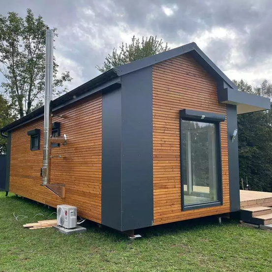 Bild enthält, Interior Design, Housing, Hardwood, Wood, Stained Wood, House, Cabin, Cabin In The Woods, Outdoors, Wood Panels