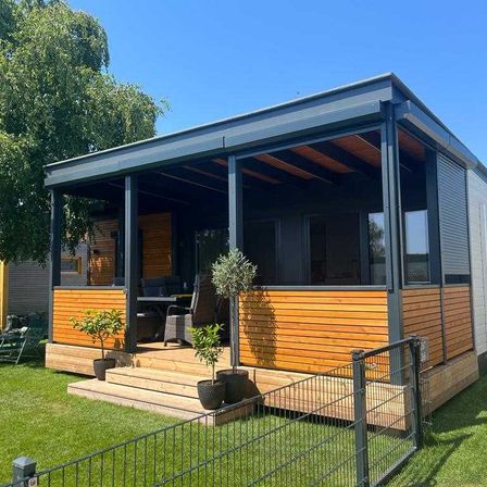 Bild enthält, Interior Design, Housing, Plant, House, Mobile Home, Cottage, Chair, Portico, Wood