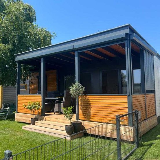 Bild enthält, Interior Design, Housing, Plant, House, Mobile Home, Cottage, Chair, Portico, Wood