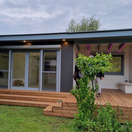 Bild enthält, Interior Design, House, Housing, Porch, Deck, Hardwood, Wood, Person, Stained Wood, Door