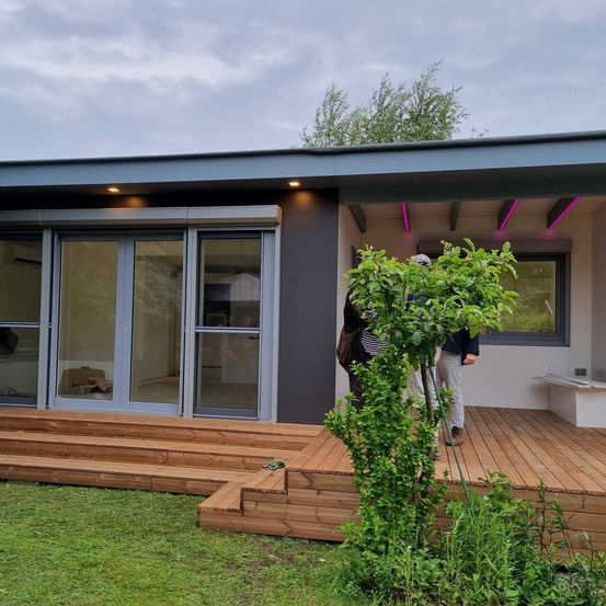 Bild enthält, Interior Design, House, Housing, Porch, Deck, Hardwood, Wood, Person, Stained Wood, Door