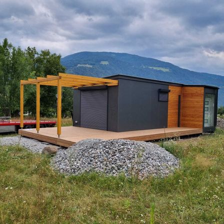 Bild enthält, Interior Design, Outdoors, Shelter, Housing, Wood, House, Porch, Nature, Mobile Home