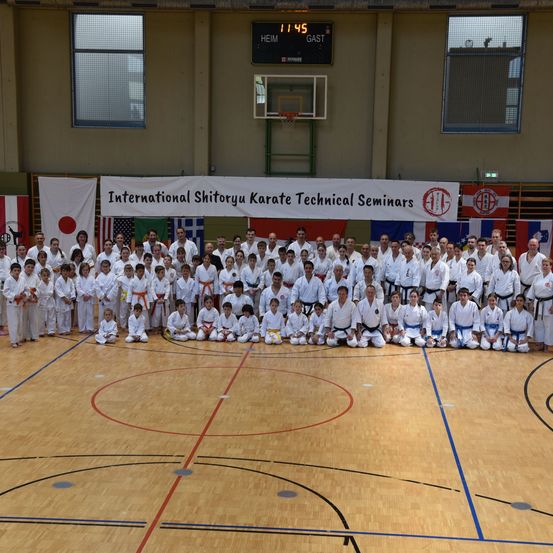 Bild enthält, People, Person, Floor, Flooring, Karate, Martial Arts, Sport