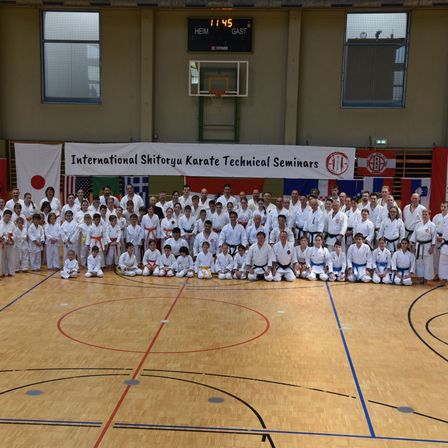 Bild enthält, People, Person, Floor, Flooring, Karate, Martial Arts, Sport