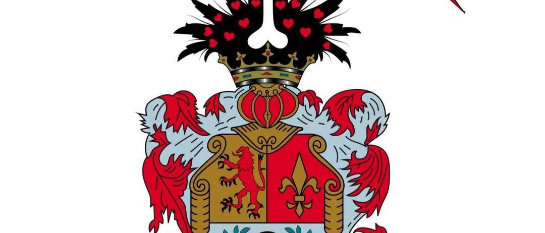 Das Emblem des Sportclub Kemetey zeigt einen Wappenschild mit einem roten und goldenen Löwen, einer Fleur-de-Lis und einem Fußball mit Krone darauf, alles vor einem weißen Hintergrund.