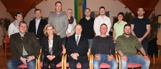 Bild enthält, People, Person, Groupshot, Pants, Adult, Female, Woman, Male, Man, Jacket