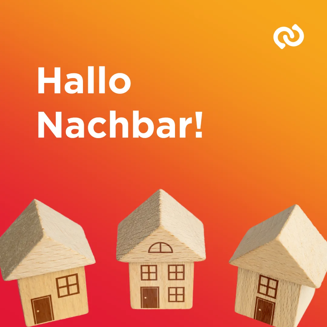 Ein orangefarbener Hintergrund mit dem Text 'Hallo Nachbar!' Darunter sind drei Holzhäuser positioniert. Die Häuser haben unterschiedliche Größen und Stile, wobei eines einen Schornstein hat. Das Bild hat ein klares und einfaches Design.