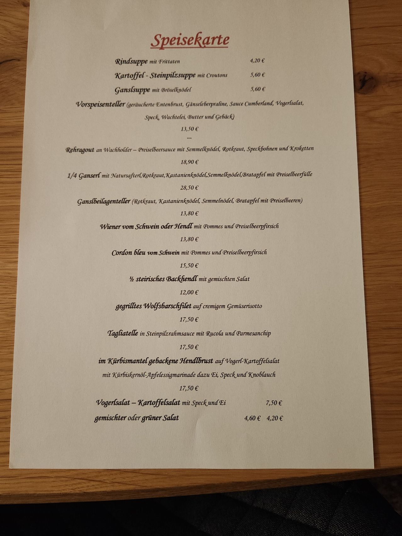 Menü mit verschiedenen Gerichten und aufgelisteten Preisen, einschließlich Kartoffelsuppe, Wildsuppe, Geflügelgerichten und Salaten. Die Preise reichen von 3,50 bis 17,50 Euro.