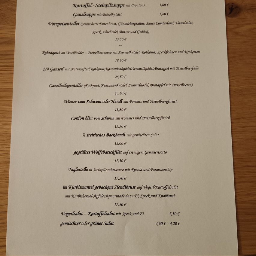 Menü mit verschiedenen Gerichten und aufgelisteten Preisen, einschließlich Kartoffelsuppe, Wildsuppe, Geflügelgerichten und Salaten. Die Preise reichen von 3,50 bis 17,50 Euro.