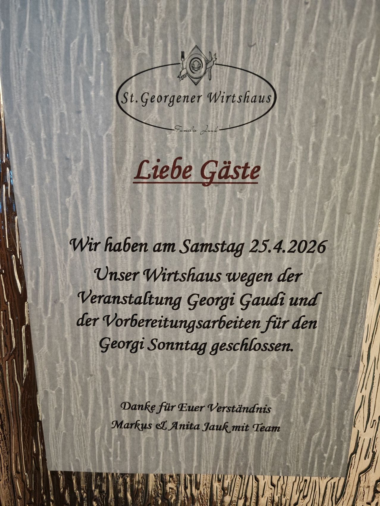 Eine Plakette vom St. Georgener Wirtshaus lautet: 'Liebe Gäste'. Das Wirtshaus war am 25. April 2026 wegen der Vorbereitungen für Georgi Gaudi geschlossen. Danke für Ihr Verständnis. - Markus und Anita Jauk mit Team.