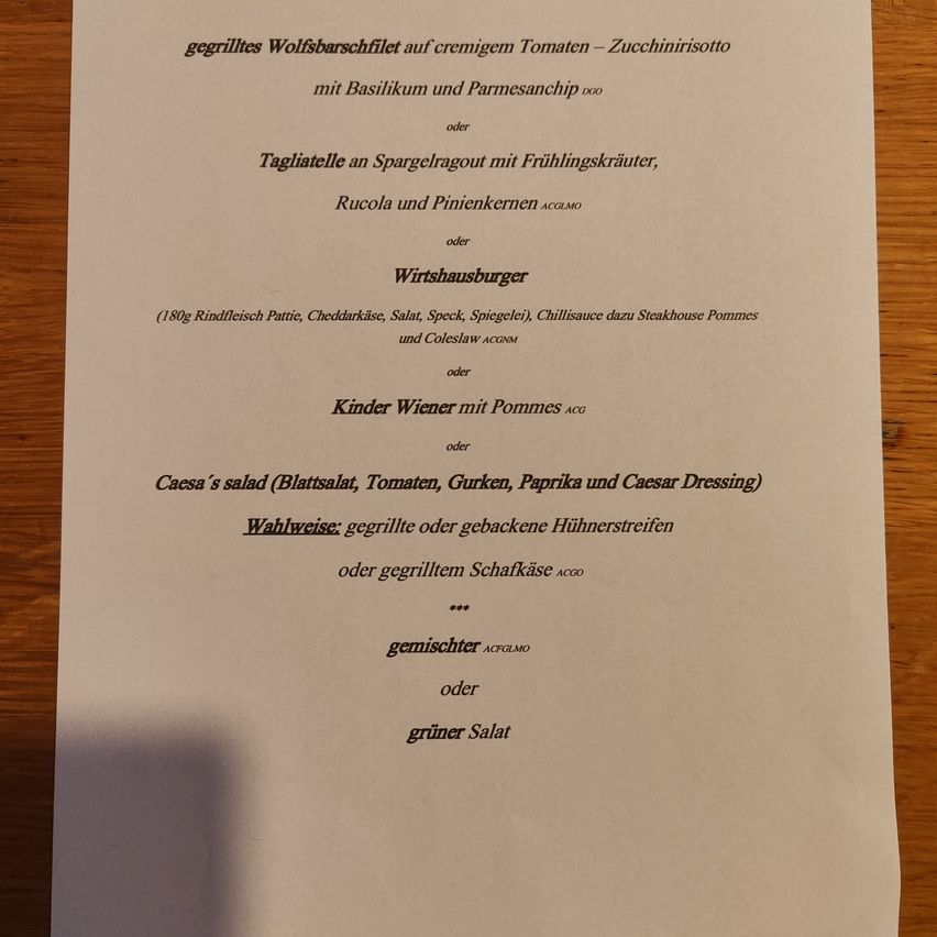 Eine Speisekarte bietet ein Wolfsbarschfilet mit cremigem Tomaten-Zucchini-Risotto, Basilikum und Parmesan. Andere Optionen sind Tagliatelle mit Spargel, Frühlingskräutern, Rucola und Pinienkernen. Wirtshausburger mit verschiedenen Toppings und Saucen. Kindermenü beinhaltet Wiener mit Pommes und einen Caesar-Salat. Optionen für Hauptgerichte sind gegrillte oder gebackene Hühnerstreifen oder gegrillte Lammkoteletts.
