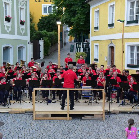 Bild enthält, People, Person, Group Performance, Music Band, Speaker, Adult, Male, Man, Shoe, Handbag