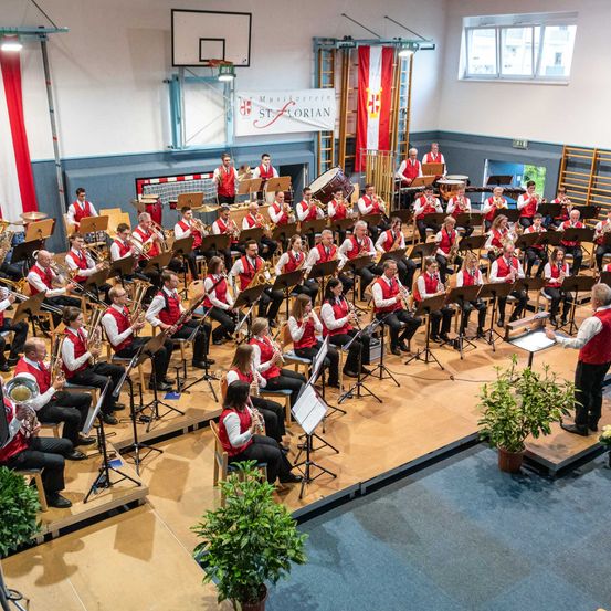 Bild enthält, People, Person, Plant, Indoors, College, Group Performance, Speaker, Classroom, Musician, Performer