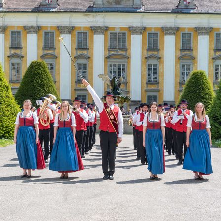 Bild enthält, People, Person, College, Shoe, Sword, Adult, Male, Man, Groupshot, Glasses