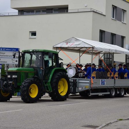 Bild enthält, Machine, Wheel, Person, Vehicle, Tractor