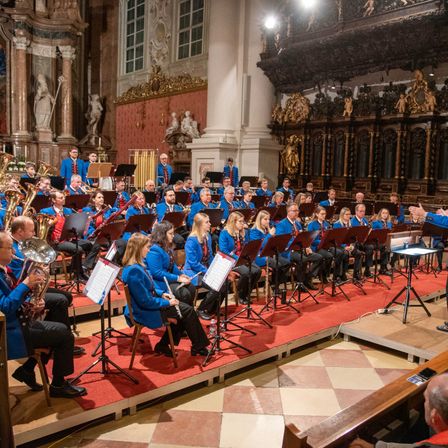 Bild enthält, Group Performance, Person, Music Band, Adult, Male, Man, Female, Woman, Shoe, Indoors