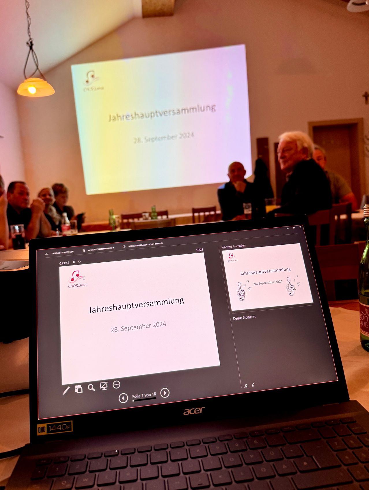 Bild enthält, Computer, Laptop, Pc, Screen, People, Person, Computer Hardware, Monitor, Adult, Man