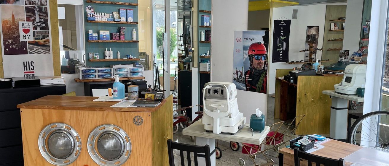 Bild enthält, Indoors, Appliance, Device, Electrical Device, Washer, Glasses, Person, Chair