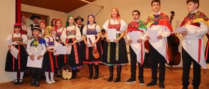 Bild enthält, Adult, Female, Person, Woman, Shoe, Male, Man, Hat, Musician, Face