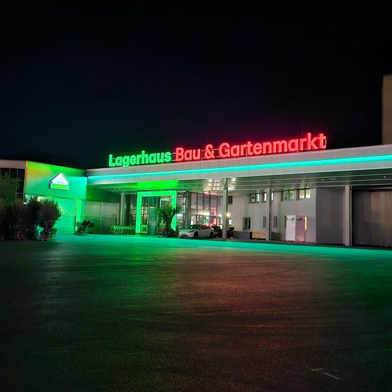 Bild enthält, Lighting, Building, Hotel, Floor, City, Urban, Light, Flooring, Neon, Car