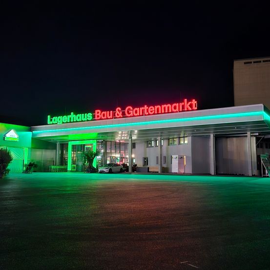Bild enthält, Building, Hotel, Light, Lighting, Car, City, Urban, Floor, Motel, Neon