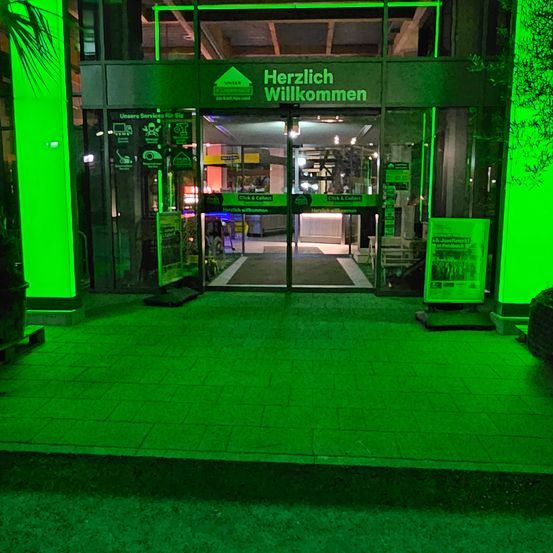 Bild enthält, Lighting, Floor, Flooring, Urban, Building, City, Road, Street, Path, Office Building