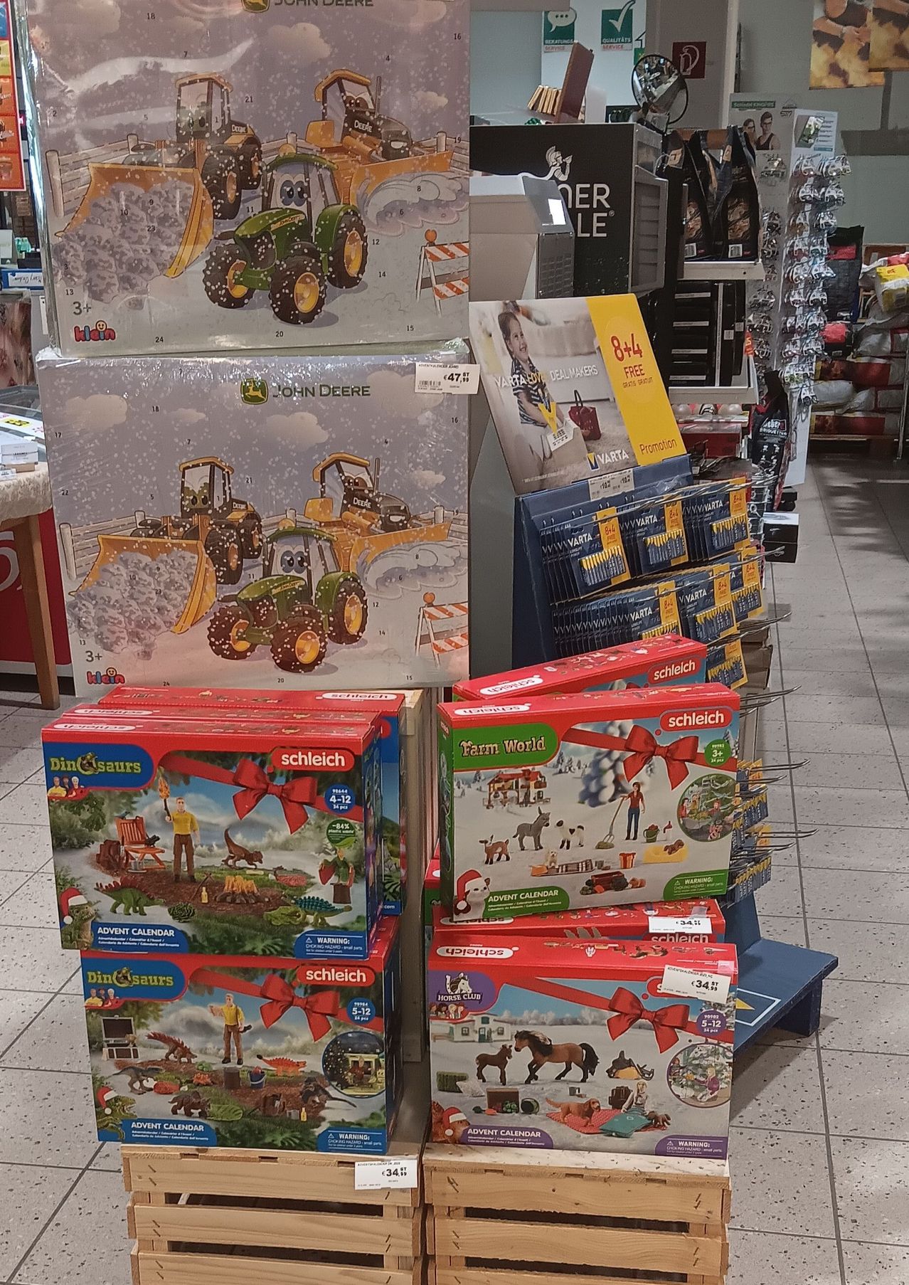 Bild enthält, Indoors, Person, Box, Floor, Chair, Shop, Horse, Interior Design, Grocery Store, Market