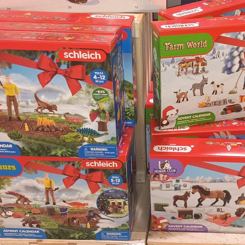 Bild enthält, Person, Box, Dinosaur, Reptile, Horse, Mammal, Chair, Furniture, Sweets, Carton