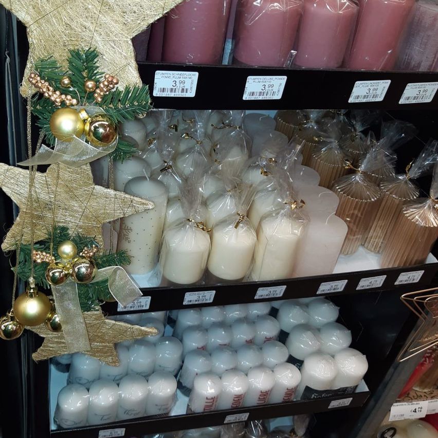 Bild enthält, Christmas, Christmas Decorations, Christmas Tree, Christmas Tree Ornaments, Festival, Adult, Bride, Female, Person, Woman