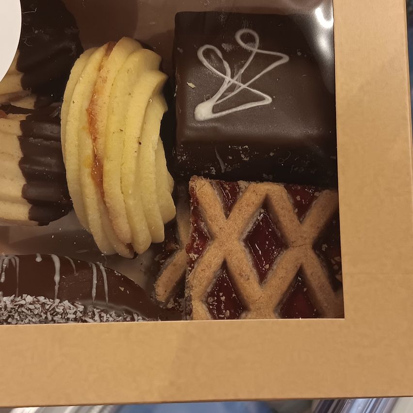 Bild enthält, Food, Sweets, Dessert, Icing, Business Card, Paper, Text, Shop, Tape, Ice Cream