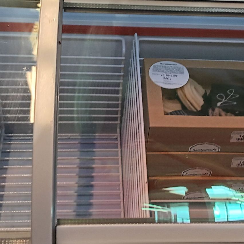 Bild enthält, Box, Person, Shop, Window Display, Wood, Car, Transportation, Vehicle