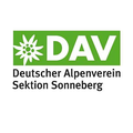 Das Logo des Deutschen Alpenvereins, Sektion Sonnenberg, zeigt eine stilisierte Blume und die Buchstaben DAV in Weiß auf grünem Hintergrund.