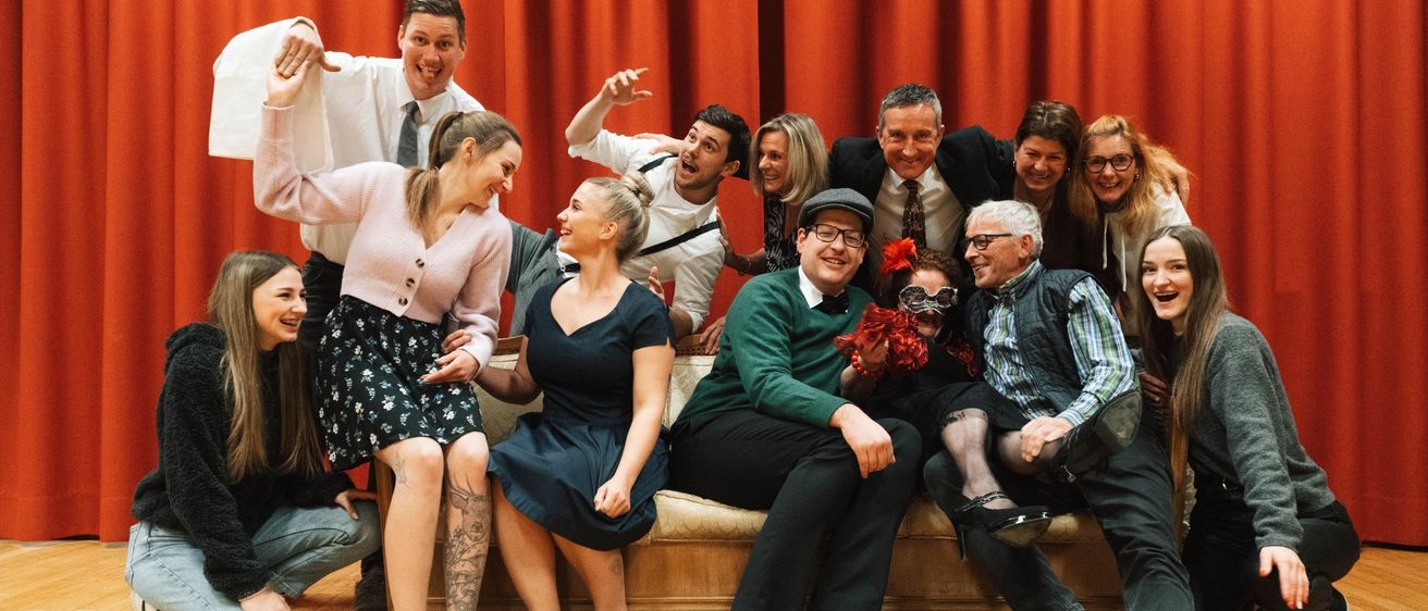 Bild enthält, Adult, Female, Person, Woman, Couch, People, Groupshot, Male, Man, Pants