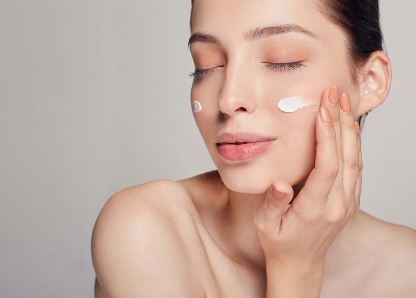 Bild enthält, Adult, Female, Person, Woman, Face, Head, Skin