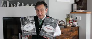 Bild enthält, Person, Portrait, Book, Publication, Wood, Adult, Male, Man, Shelf, Living Room