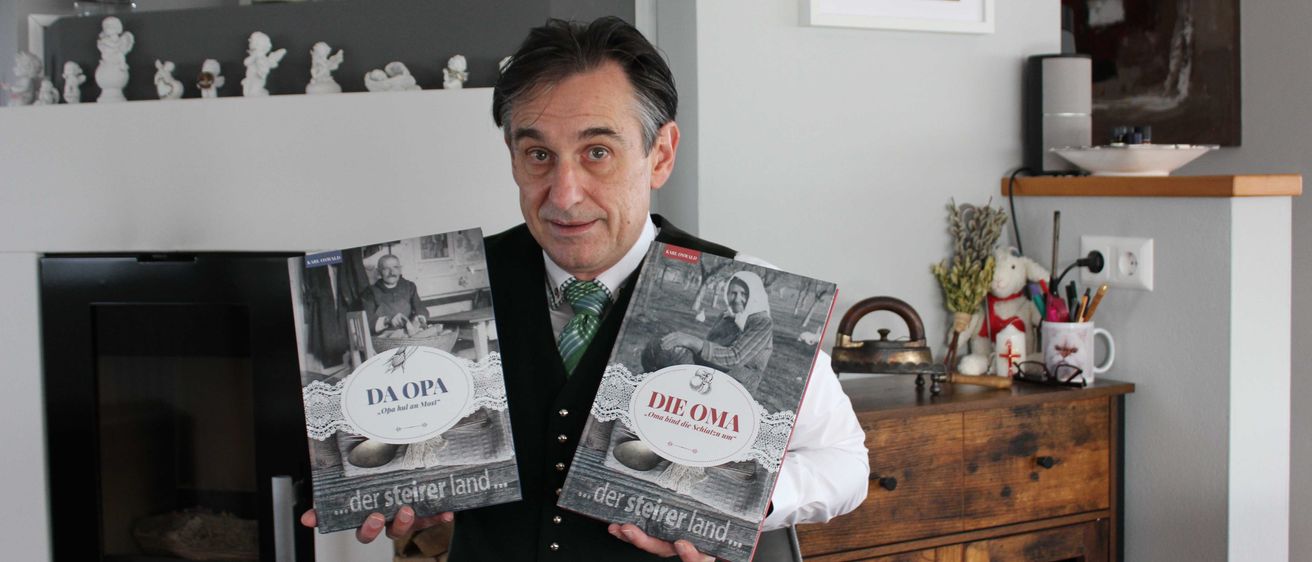 Bild enthält, Person, Portrait, Book, Publication, Wood, Adult, Male, Man, Shelf, Living Room
