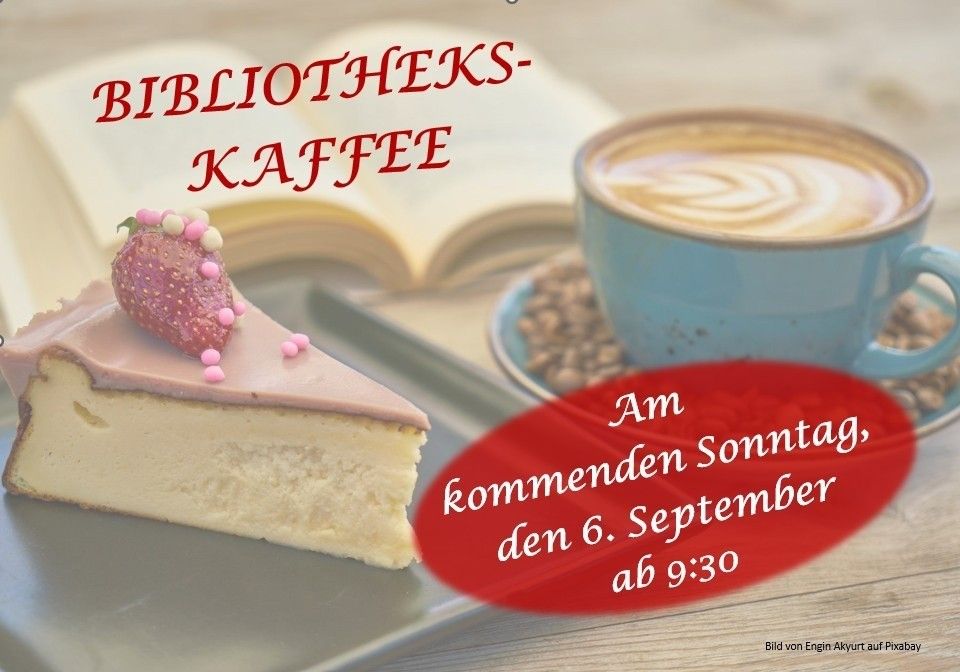 Ein Stück Käsekuchen mit einer Erdbeere darauf, neben einer Tasse Kaffee. Das Bild bewirbt eine Bibliotheks-Kaffee-Veranstaltung am Sonntag, den 6. September, ab 9:30.
