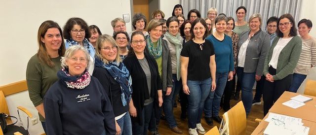 Bild enthält, Groupshot, Person, People, Adult, Female, Woman, Pants, Coat, Jeans, Face