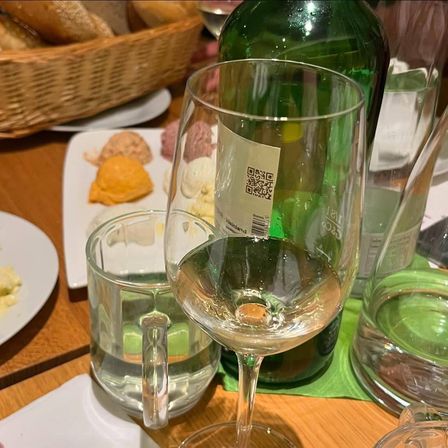 Bild enthält, Alcohol, Beverage, Plate, Outdoors, Countryside, Nature, Bread, Food, Rural