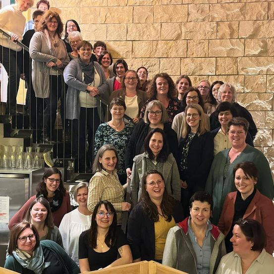 Bild enthält, Groupshot, Person, People, Adult, Female, Woman, Face, Head, Jewelry, Necklace