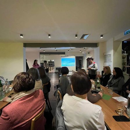 Bild enthält, Adult, Female, Person, Woman, People, Urban, Indoors, Male, Man, Mobile Phone