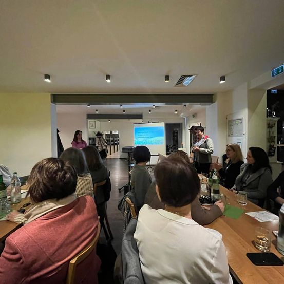 Bild enthält, Adult, Female, Person, Woman, People, Urban, Indoors, Male, Man, Mobile Phone