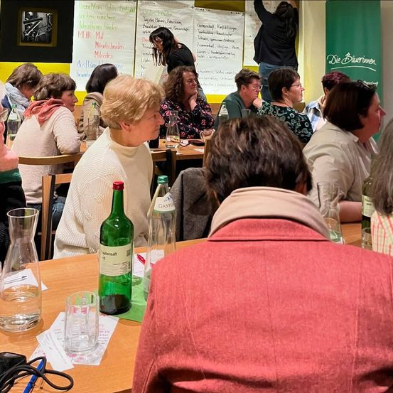 Bild enthält, Adult, Female, Person, Woman, Restaurant, Male, Man, Child, Girl, People